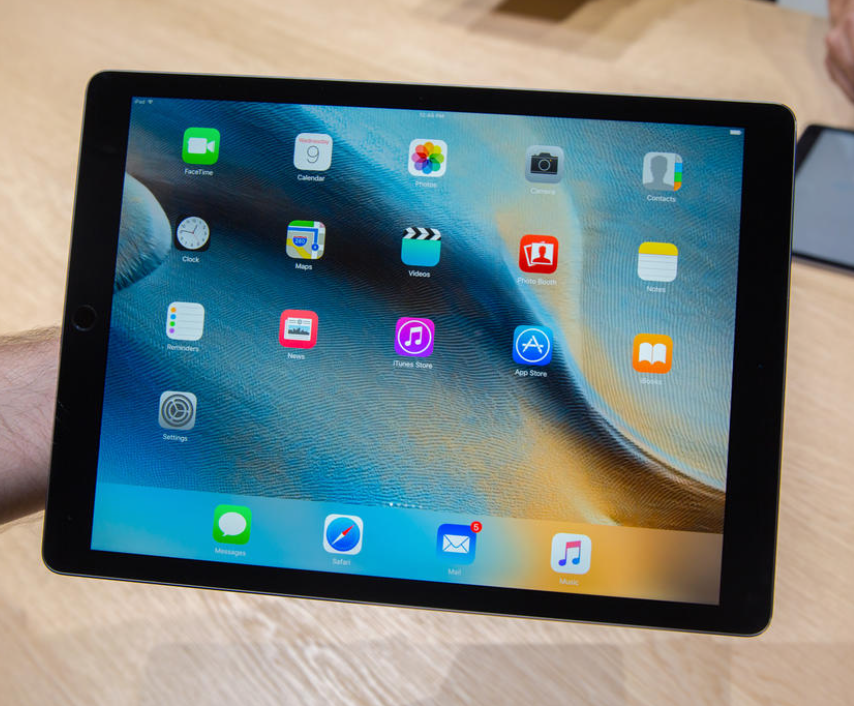 LYBObiz's tweet image. Does the big-screen #iPad size up? Apple #iPadPro vs #MicrosoftSurfacePro3 vs #MacBookAir - cnet.co/1UCnQAE