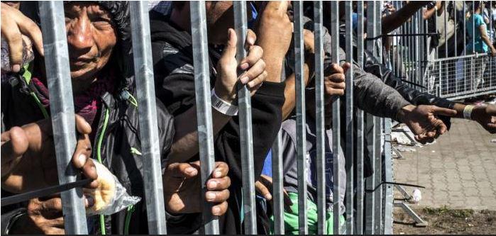 Hungary detaining asylum-seekers in abysmal conditions on Serb border. Lack of food/medicine. bit.ly/1NlxKAL