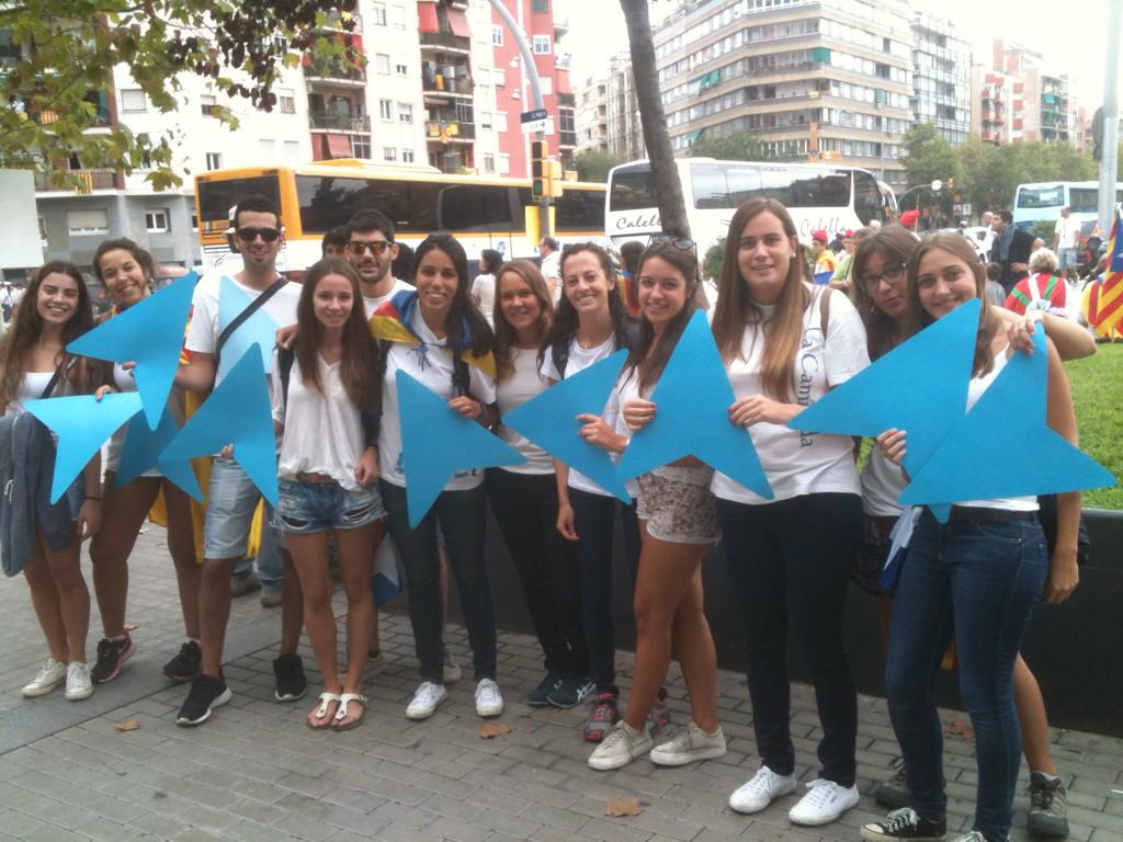 sergirocap's tweet photo. Avui, informant des del #tram48 #viaMón #11SCatRadio Els punters es multipliquen. Aquí un grup d'Osona i Palafrugell http://t.co/YsJtBfWXTP
