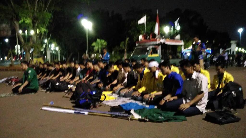 Ratusan Mahasiswa Demonstrasi, Tuntut Perbaikan Ekonomi bataranews.com/2015/09/11/rat… #BermalamDiIstana