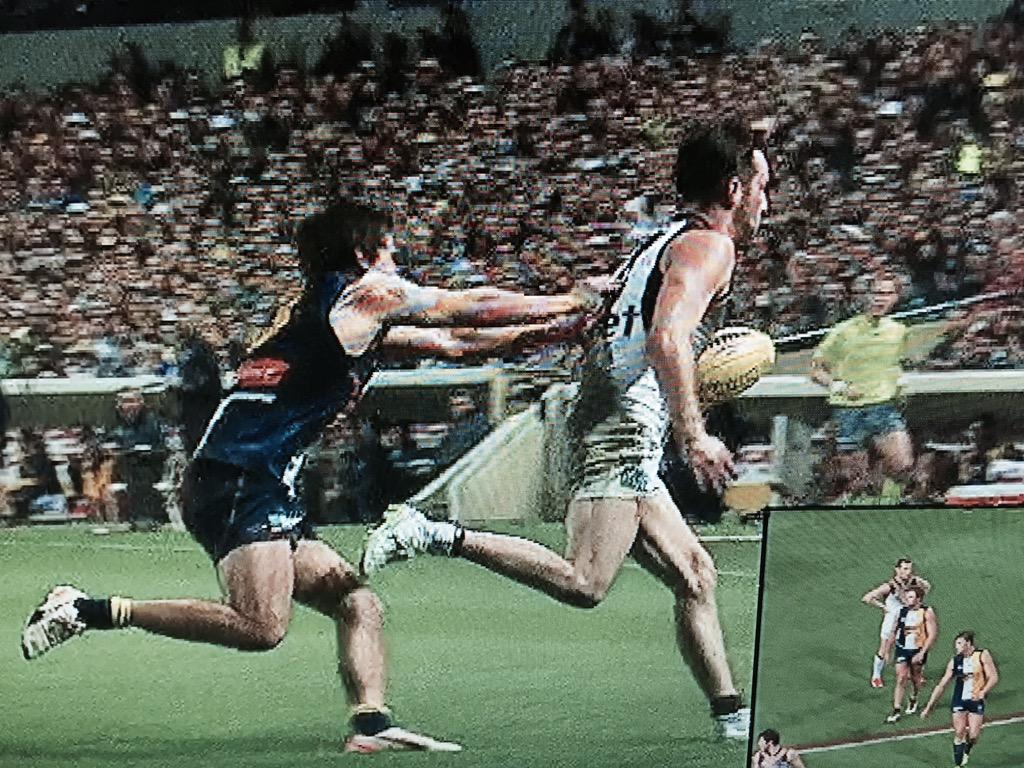 golfingblues's tweet photo. Never have understood 'push in the back' rule. 1st - play on. 2nd - in the back. @superfooty @AFL @Robbo_heraldsun http://t.co/4sZR04FR2q