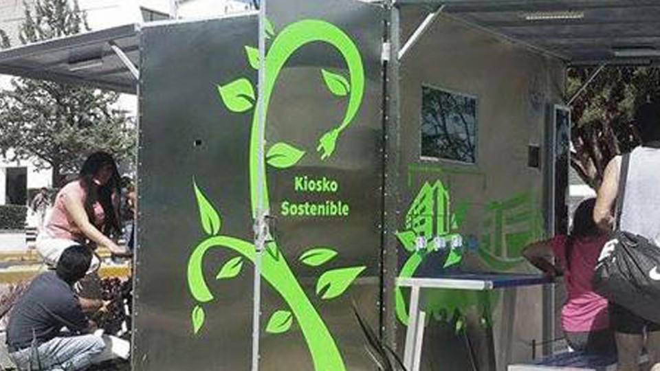 veoverde's tweet photo. Quiosco de energía renovable carga dispositivos móviles en Puebla (México) http://t.co/sIs2jdKPwP http://t.co/qkt1FArZpl