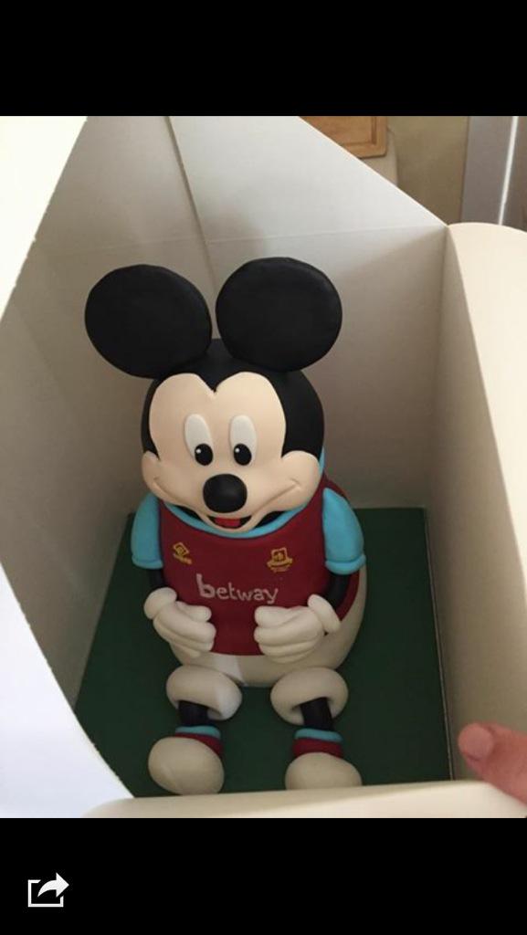 barryhorne1985's tweet photo. My boys b'day cake @davidgold @CarltonCole1 @whufc_official http://t.co/RT7tTk6hqZ