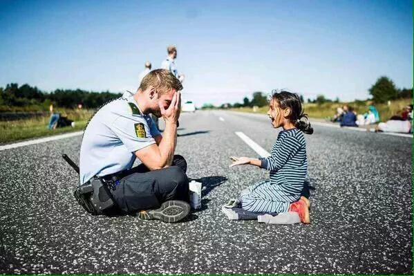 azdiyavelatttt1's tweet photo. Arkadaşlar RT lütfen.Ben biri insan diğeri hayvan diyorum.Biri Danimarka polisi Biri Türk polisi.Farkı bul?? http://t.co/oWdAgmY0Bx