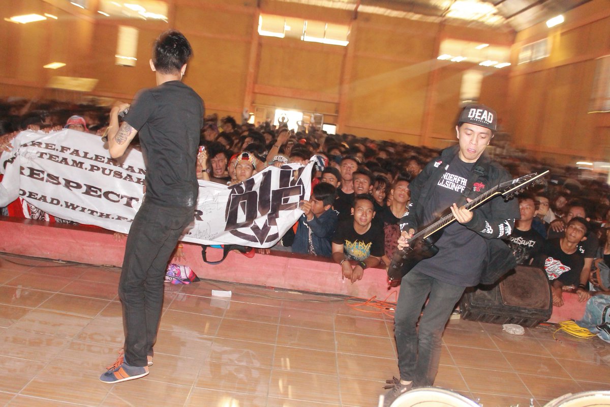 BOBKEBELETPIPIS's tweet photo. berdendang ria  @DEADwithFALERA_ @KumankWhiting http://t.co/dTlBBnjuAq