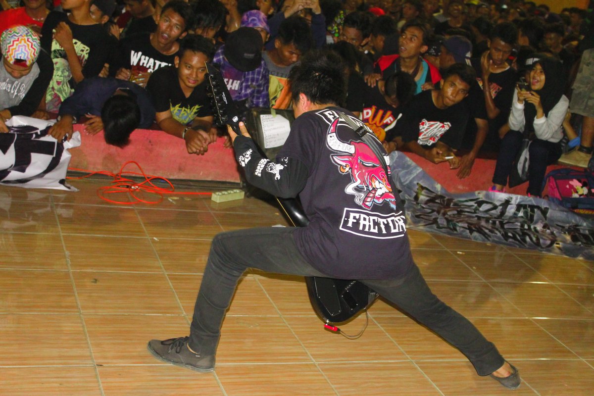 BOBKEBELETPIPIS's tweet photo. berdendang ria  @DEADwithFALERA_ @KumankWhiting http://t.co/dTlBBnjuAq