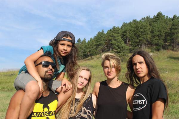 WoodleySourceFR's tweet photo. #NEWS Shailene avec Nahko et des fans durant le clip vidéo. http://t.co/SI8b3B1nLJ