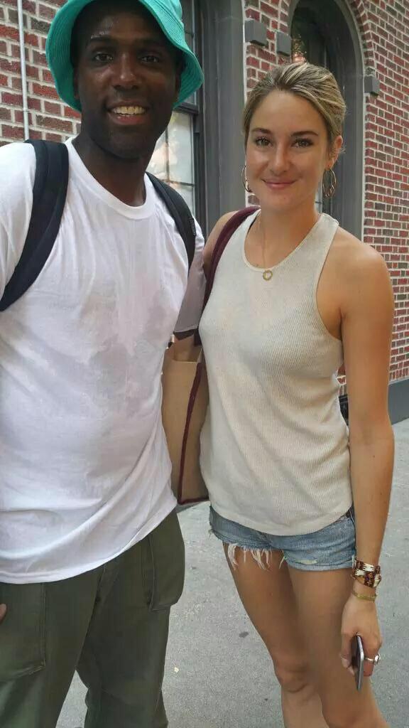 WoodleySourceFR's tweet photo. #NEWS Shailene avec un fan! http://t.co/ngEOPPY8uK