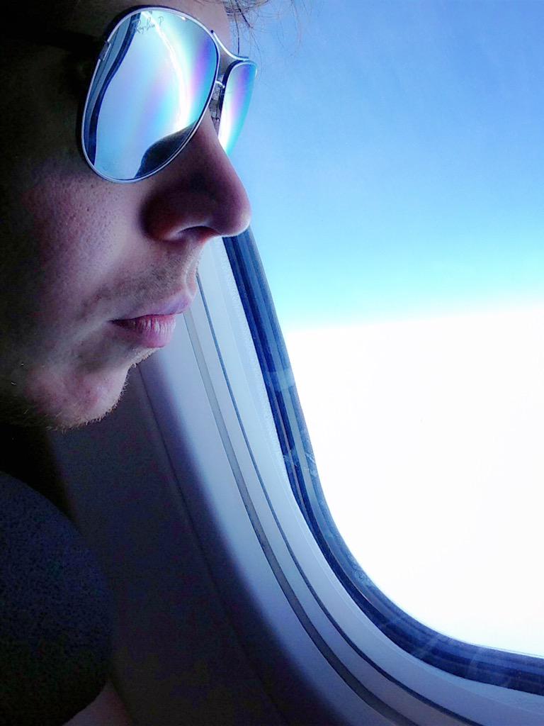 ArkarnaID's tweet photo. @Arkarna_Matt: Basically this all day long today😂✈️ Thanks again for the anti-glare #RayBan @optikseis 👊🏻😙 #OptikSeis http://t.co/Z7thD11WkU