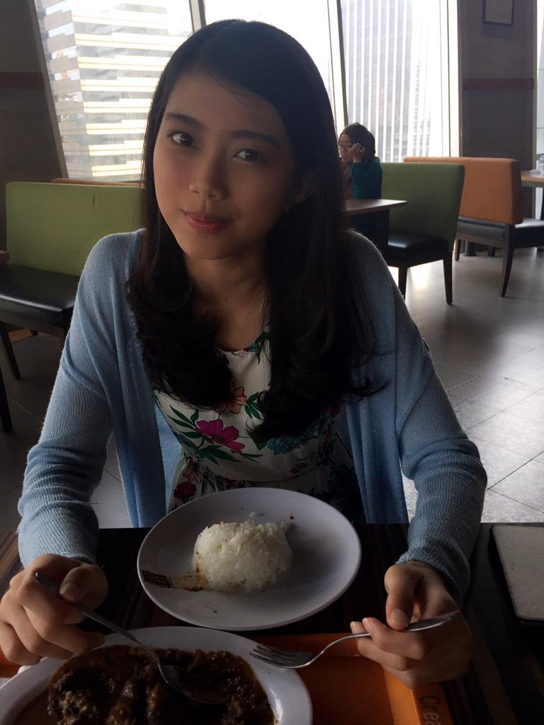 Lagi nemenin Desy makan nya banyaaaak 😏