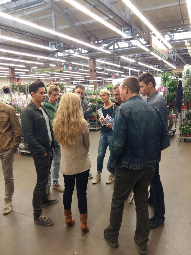 Tijdens marktbezoek vertellen de lokale handelaren over de huidige marktsituatie in Rusland.