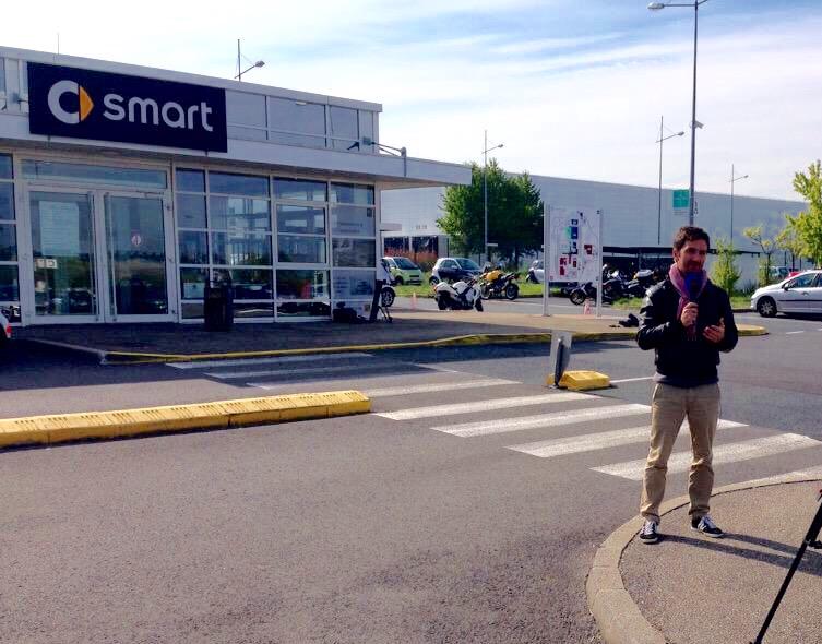 BFMTV_Inside's tweet photo. Sur le terrain, @jrbaudot couvre l'actualité éco du jour pour #BFMTV ! #SmartFrance http://t.co/NDdalcOnMR
