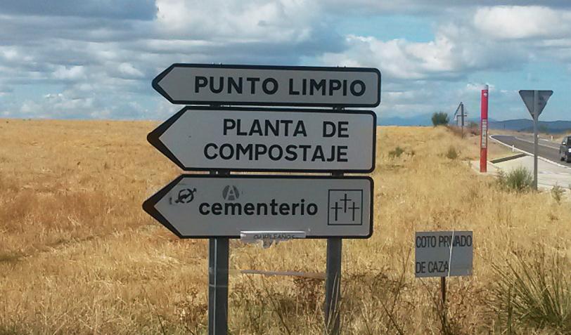 Waldomerillo's tweet photo. ¿Casualidad o triste realidad? Impactante conjunto de indicaciones en Villanueva de la Cañada http://t.co/6ouKySfrmi