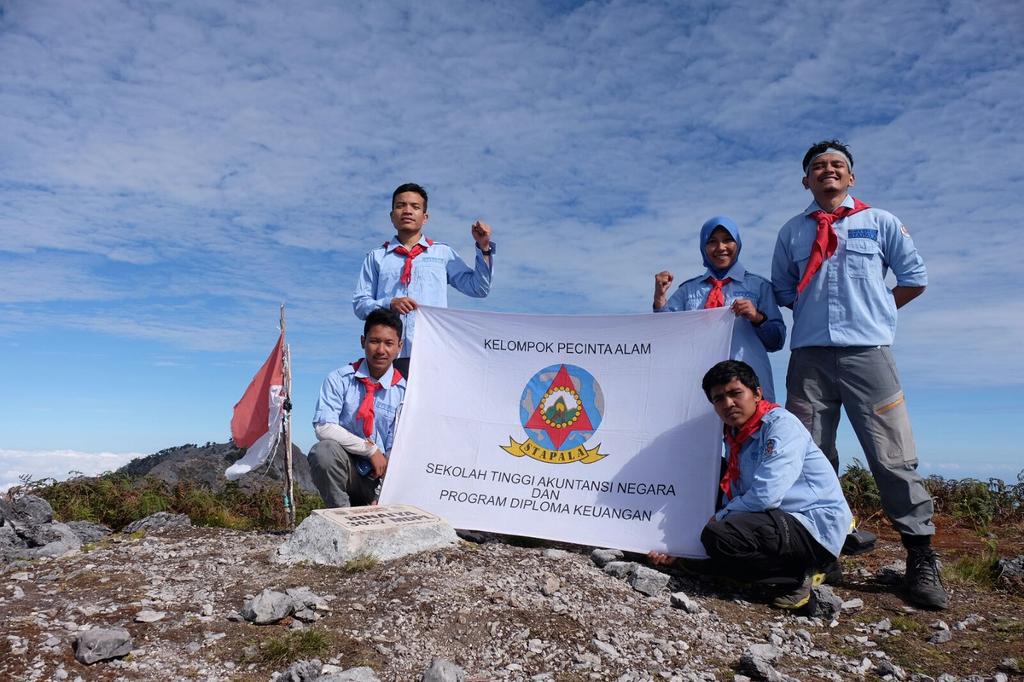 7SummitsINA's tweet photo. 09.00 WIT 10.09.2015. Puncak Gn. Binaiya 3027mdpl, Maluku. Next stop: Gn. Rinjani, Lombok. #7SummitsIndonesia http://t.co/UK1AzFWubY