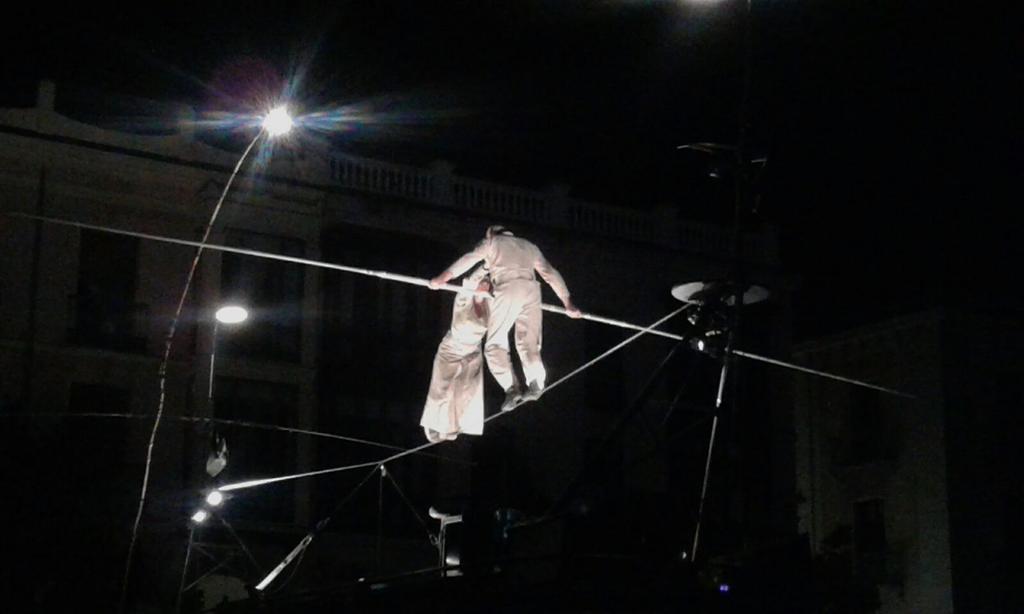 ctizquierdo's tweet photo. Espectáculo poético el de #Underclouds sobre el cable, @CircoFestival #Ávila http://t.co/434xOLOPsj