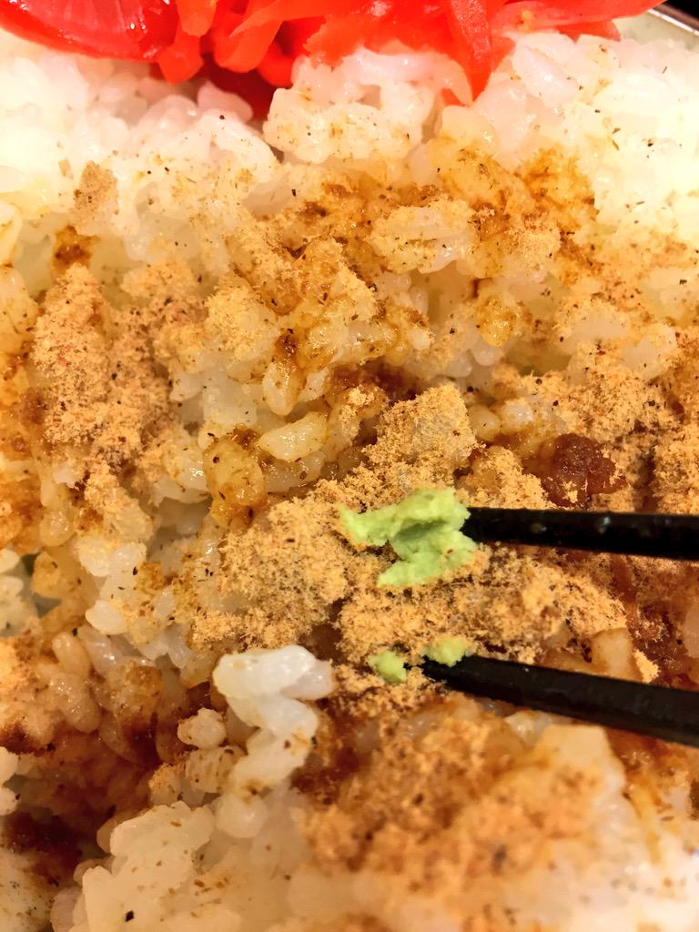 oponine's tweet photo. タモさん＆マツコ絶賛の三越前『そばよし』さん初訪問。さすが鰹節問屋直営、鰹餌に育った鰹がその鰹を食べ×10タイムスくらい、鰹スーペル濃厚！白飯＋掛け放題おかか＋わさび＝ブシ寿し的な♪…後に＋卵玉＝至福！ #路麺 #tachisoba http://t.co/7LGpxchFMU