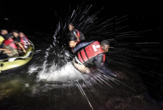 ClintonEleto's tweet image. Today's #RandomTopic was in relation to this sad pic of Syrians pushing an African away from their boat. Saddening.