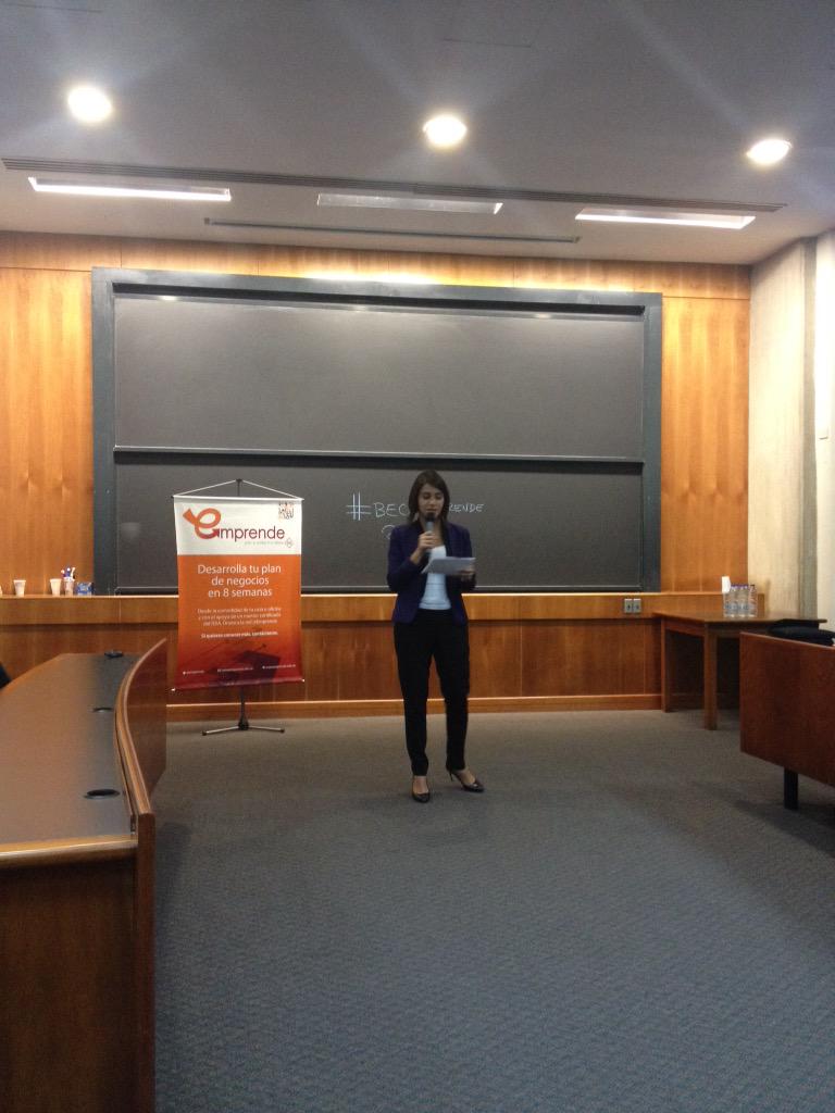 Erminia Fonseca de Embajada Americana da la bienvenida a emprendedores @iesa <a href="/Emprende/">Emprende</a> #becaemprende