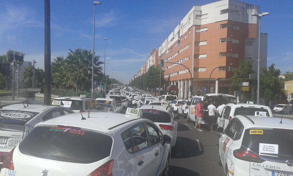 fernandolar2068's tweet photo. @unionsevitaxi para todos los que leen mas 1600 taxis colapsan Córdoba http://t.co/y6ay7gdqv4