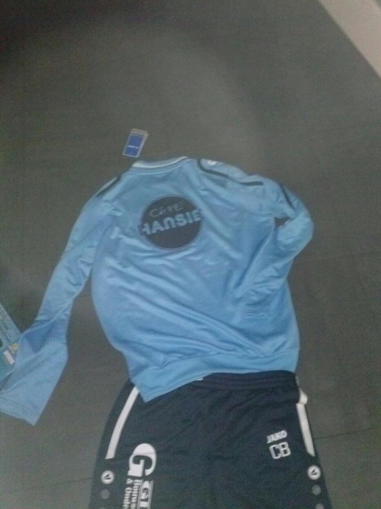 Juventa12_4's tweet photo. Gisteren voor het eerst getraind in onze nieuwe trainingskleren. Sponsoren bedankt!! #juventa12 http://t.co/NbPr2fUrQ0