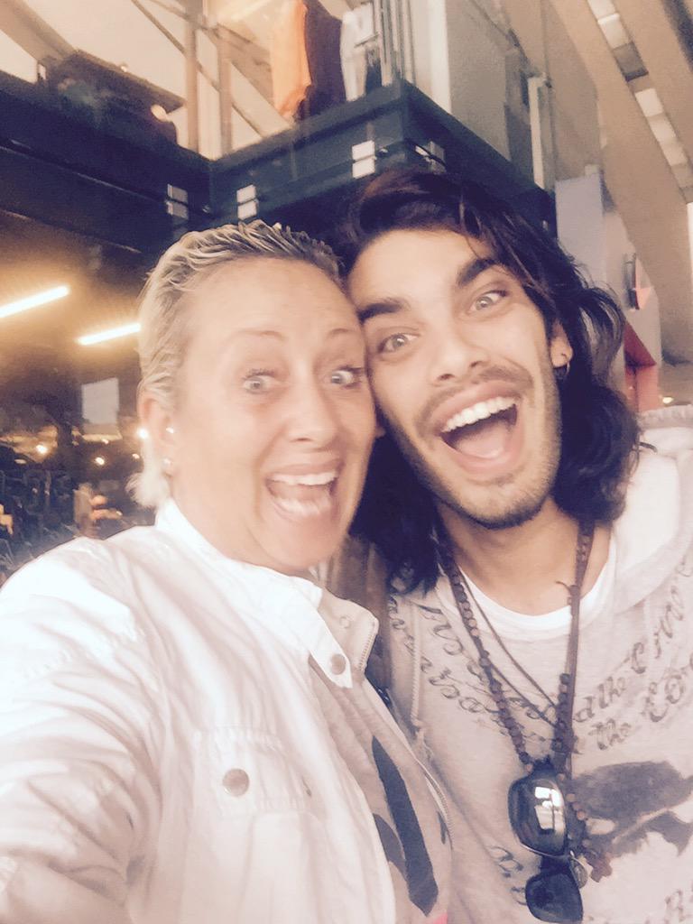 CarolynSmith51's tweet photo. Che sorpresa a vederti oggi alla stazione @Stesablas 6unico 6 simpatico 6 un amore http://t.co/LIzvPLqt5R