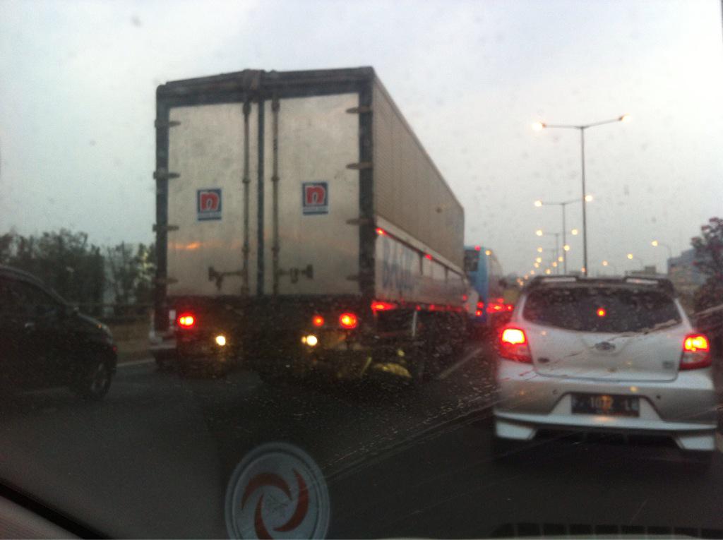 juanda_kami's tweet photo. Toll Priok arah Cawang padat merayap. Kecepatan 5-10 kpj. @RadioElshinta http://t.co/9vG3OtU1Gk