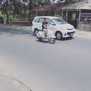 Asik juga naik vespa :G gokil