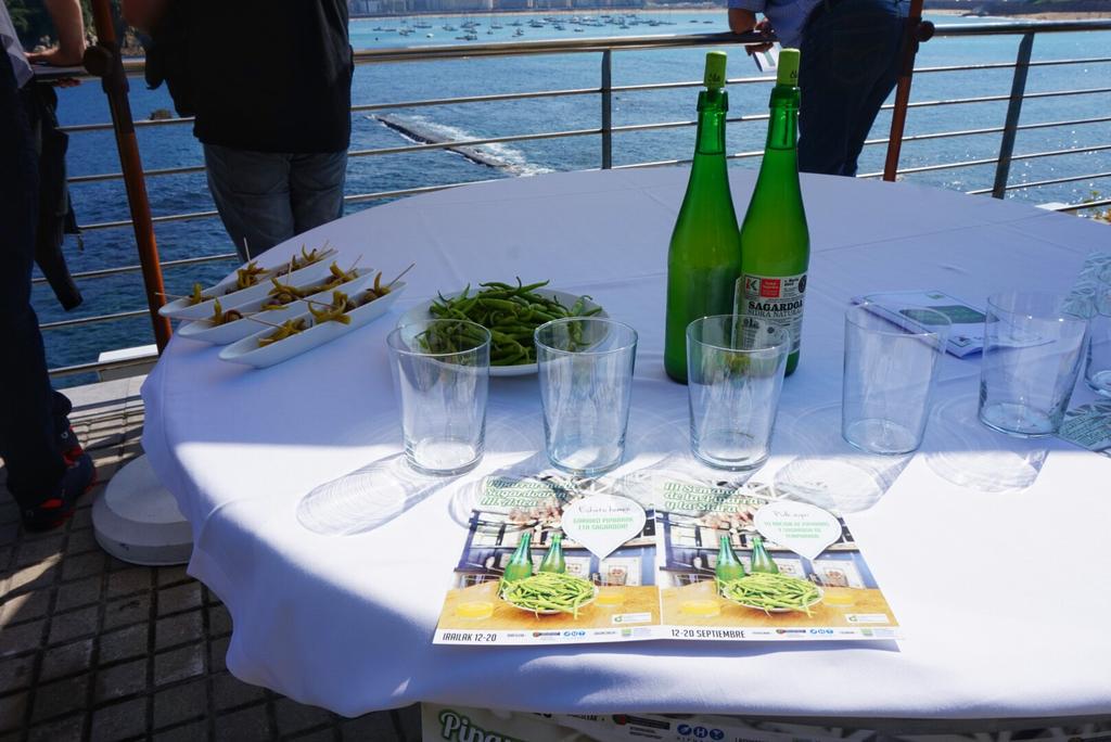 jantwo_eu's tweet photo. Esperando a la presentación de III Semana de la Piparra y la Sidra. http://t.co/zeY5gwn4Ad