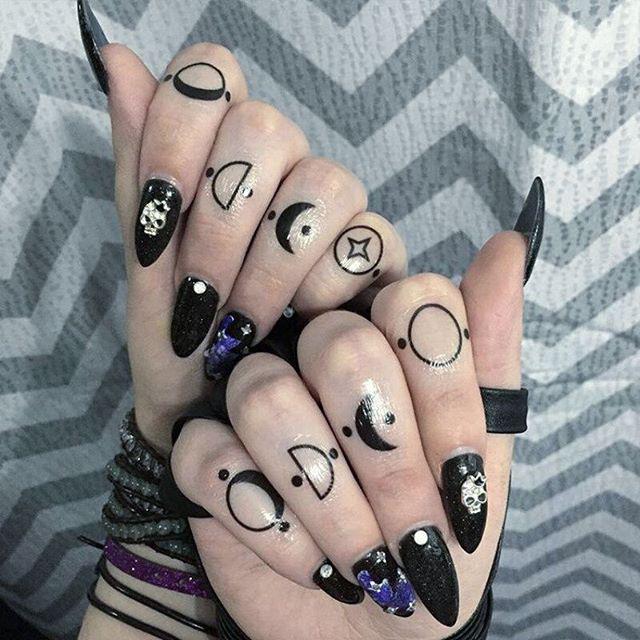 39 Lovely Moon Finger Tattoos