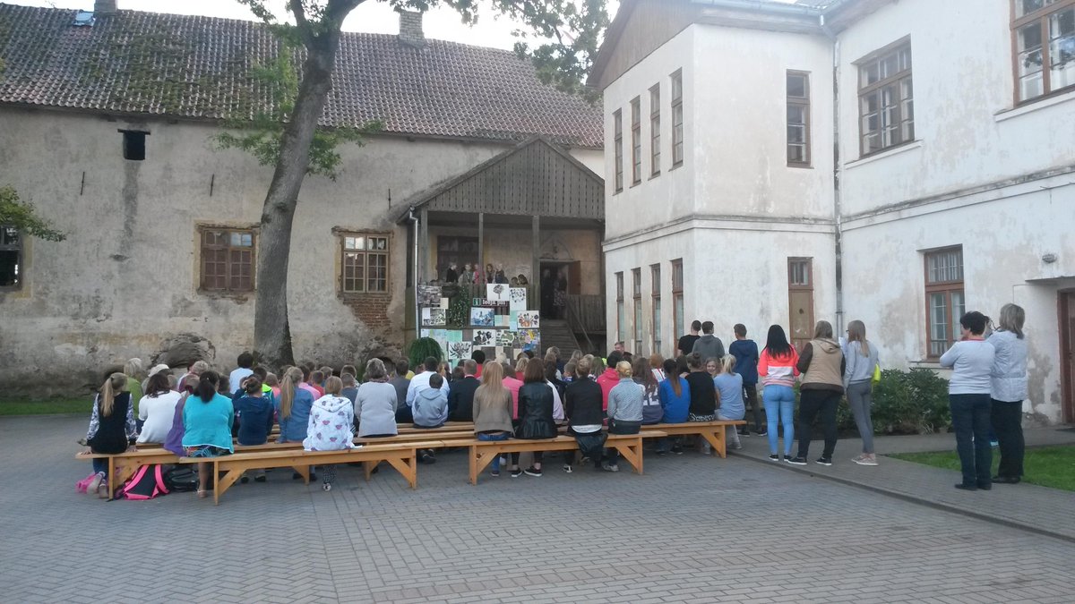 Alsungasnovads's tweet image. Alsungas pilspagalmā Dzejas dienai veltīts pasākums, ko organizē skola sadarbībā ar muzeju.