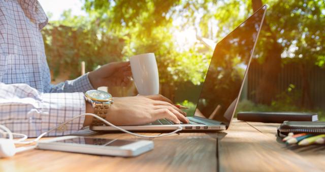 Mikogo's tweet photo. Best Tips for Setting Up Your Remote Workspace http://t.co/7NYIrNMFSx #remotework #remotelife http://t.co/fNL58Th5zK