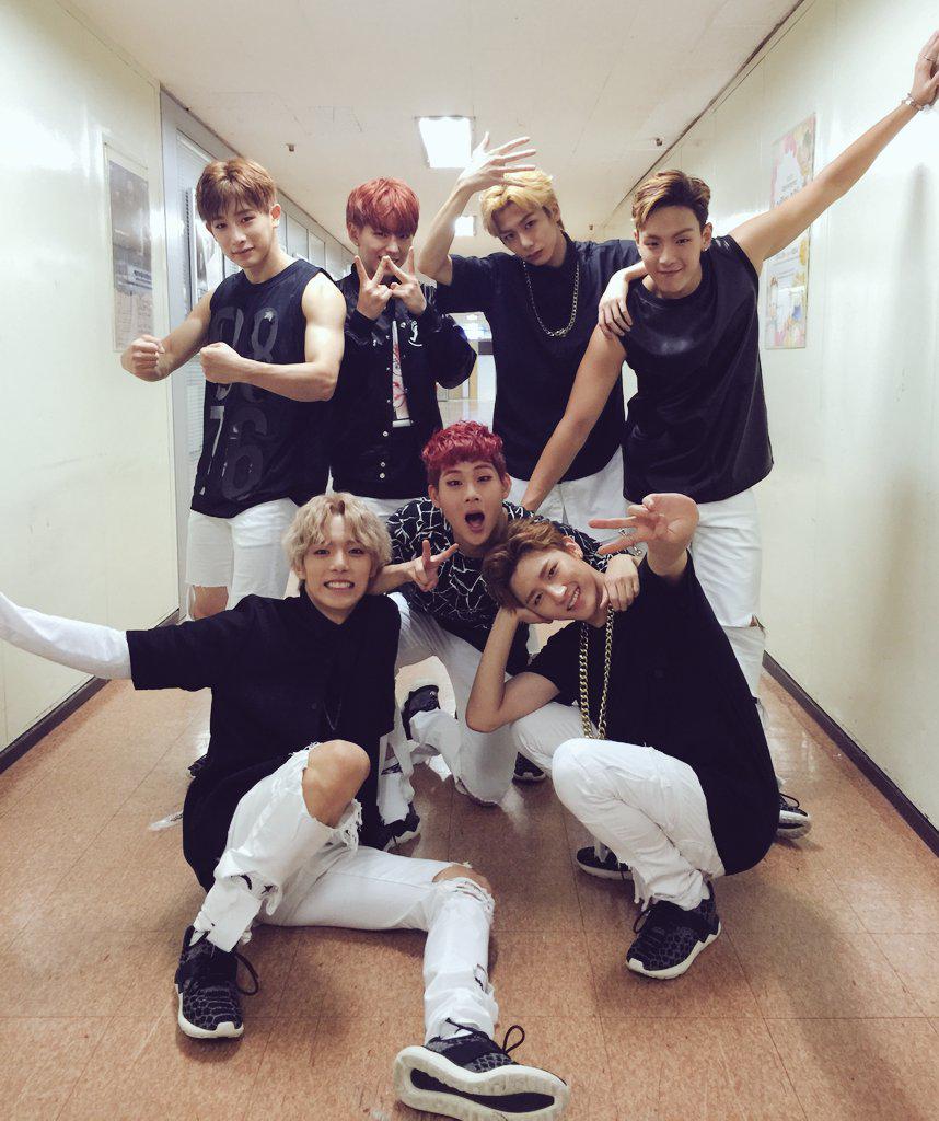 OfficialMONSTAX's tweet photo. [#MONSTA_X] 150911 뮤직뱅크 '#몬스타엑스' 컴백 무대! 불타는 금요일 팬 여러분의 사랑💕 가득한 응원 속에 '#HERO'와  '#신속히'도 무사히 끝났습니다🏃🏃 주말두 힘차게 부릉부릉🏃🏃 http://t.co/OJ2jkZ8K4y