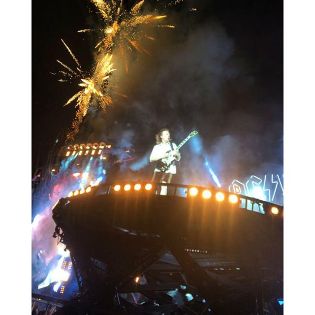 hoverGENIE's tweet photo. #DesignShowCase #Branding by smithhousepr Legendary Perks #VIP #pr #ACDC #smithhousepr #toronto #girlboss #marketin… http://t.co/uK2UyKxdS4