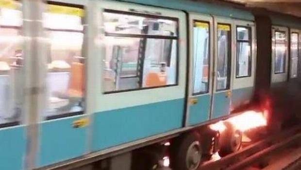 24HorasTVN's tweet photo. AHORA | Video muestra fuego en las ruedas del Metro →http://t.co/7jtsuUMfzq http://t.co/phDOjg9M1K