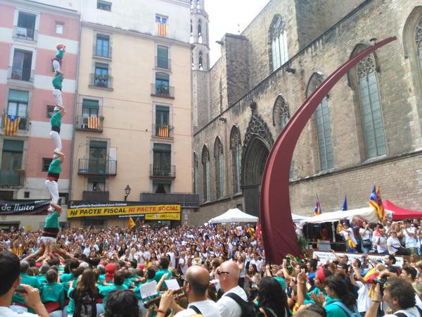 Verds's tweet photo. Al Fossar de les Moreres descarreguem el pde6! (foto @juditbenages) #castellers http://t.co/Wjkh8fKL70