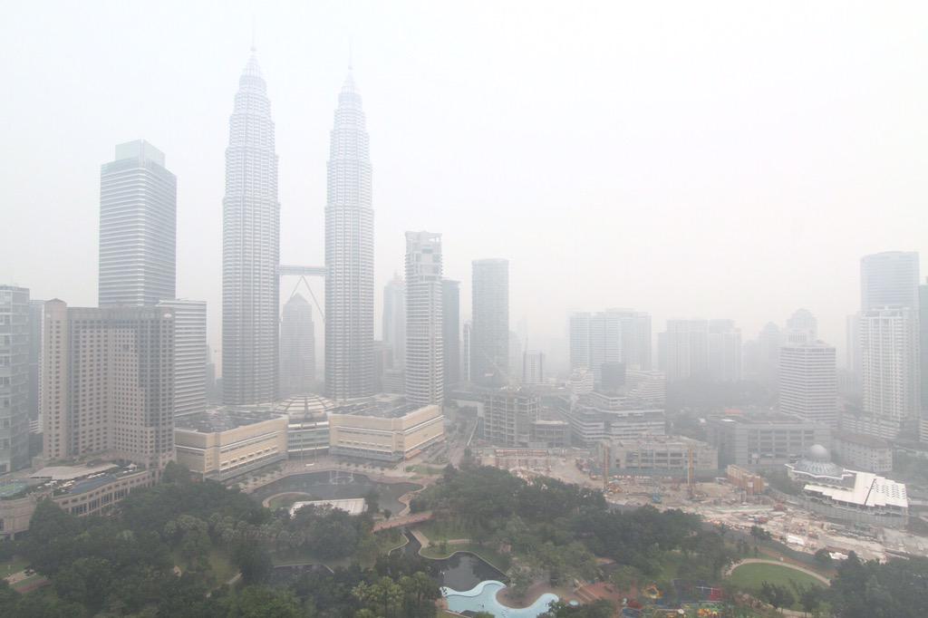 NajibRazak's tweet photo. Saya di sekitar KLCC pagi tadi. Nampak keadaan jerebu meningkat, harap semua jaga kesihatan dan elak berada di luar. http://t.co/ICT6fF1SOR