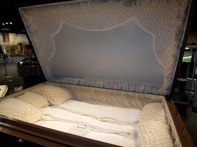 MEGhostHunters's tweet image. 3 Person Suicide Coffin

#Taphophilia #Taphophile #FuneraryPractices #FuneralRites #FinalRestingPlace #GraveConcerns