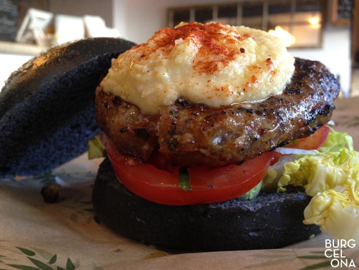 Burgcelona's tweet photo. Pan de mantequilla tintado con carbón, carne de cerdo, hummus... Es la nueva #Burgcelona -> http://t.co/JX4lhHD4qg http://t.co/dnWSzfbNvw