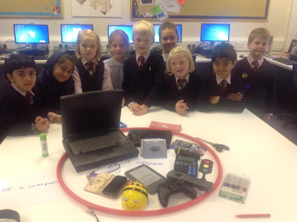 clockycompsci's tweet image. Year 2 deciding on &apos;What is a computer?&apos; #unpluggedcomputing #bgsjuniorsschool #ukedchat