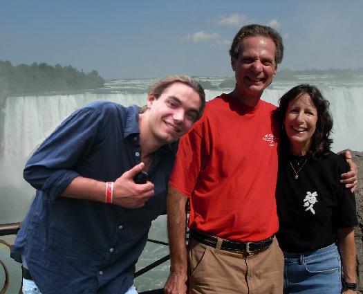 GayHalas's tweet photo. Shout out to Bettie and Phil..I'll never forget you! #Niagarafalls #ménageàtrois #girlswhosmokeweed #gayhalasroadtrip http://t.co/7BiLrz8wPt