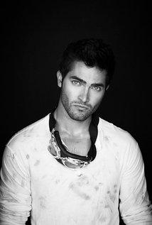 Happy Birthday to Tyler Hoechlin (28) 