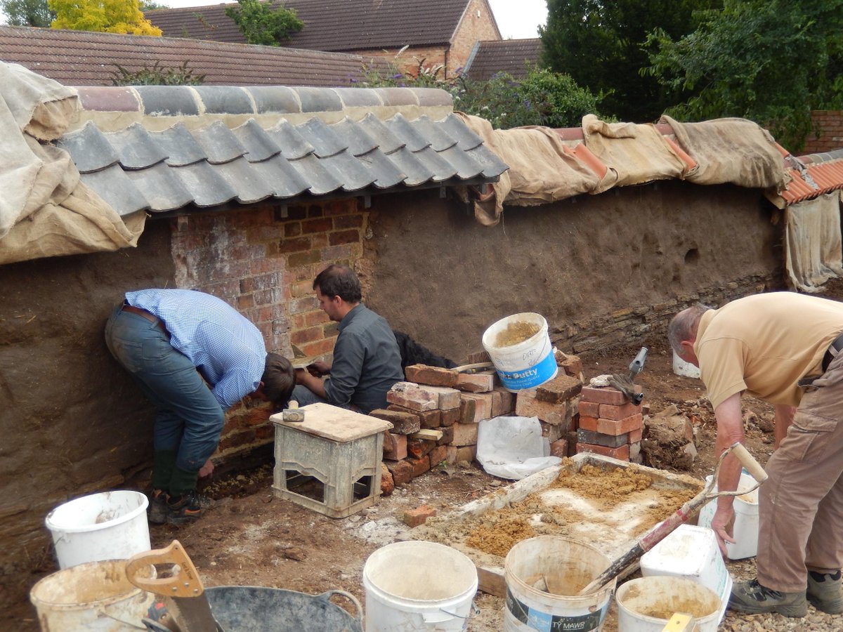 NottsCCNews's tweet photo. Mucking in to save Thorotonโs rare โmud wallโ http://t.co/BmDuz3KhoX #Thoroton #Notts #History #Heritage http://t.co/CgXufjDXdE