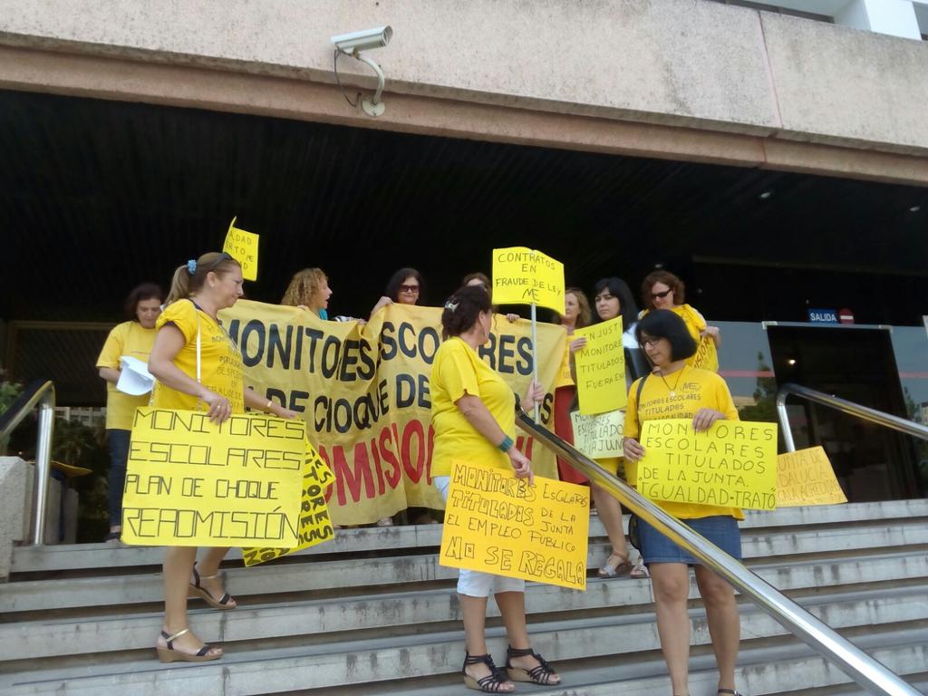MEscolarChoque's tweet photo. @MEscolarChoque pedimos READMISION en nuestros puestos,JUSTICIA y COMPROMISO @_susanadiaz @A3Noticias @antena3com http://t.co/T5bBHv5Nh6