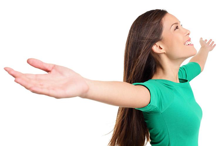 Человек показывает на верх. Фотосессия на фоне неба. Руки вверх крошка моя. Дай вверх. Розвлжит руками в стороны.