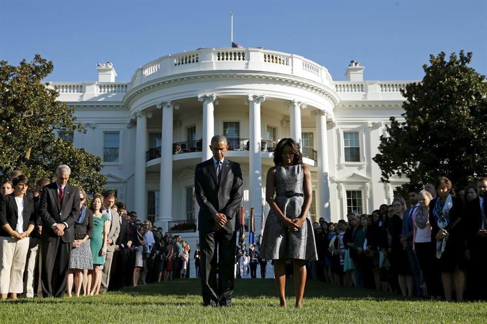 Reforma's tweet photo. @BarackObama y @MichelleObama encabezaron un minuto de silencio por el 14 aniversario de los ataques de #September11 http://t.co/hjEyAem6T0