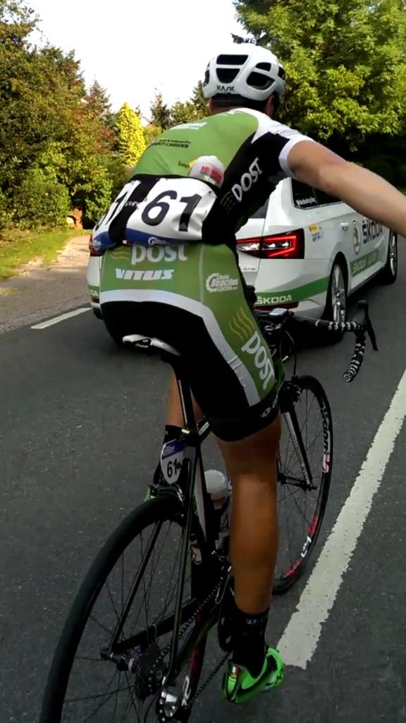 TheBreakAwayBel's tweet photo. And now it's @Siske93 's turn to refuel the team!👍🔥 #teamwork #shareyourkask #high5 #goingtheextramile #AvivaToB2015 http://t.co/WYVbIqHE94