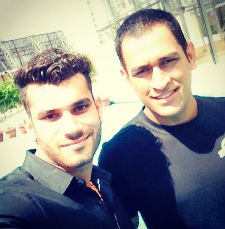 Dhoni_World7's tweet photo. Latest Selfie of MS Dhoni with a fan😁 http://t.co/hyDlhBPB2X