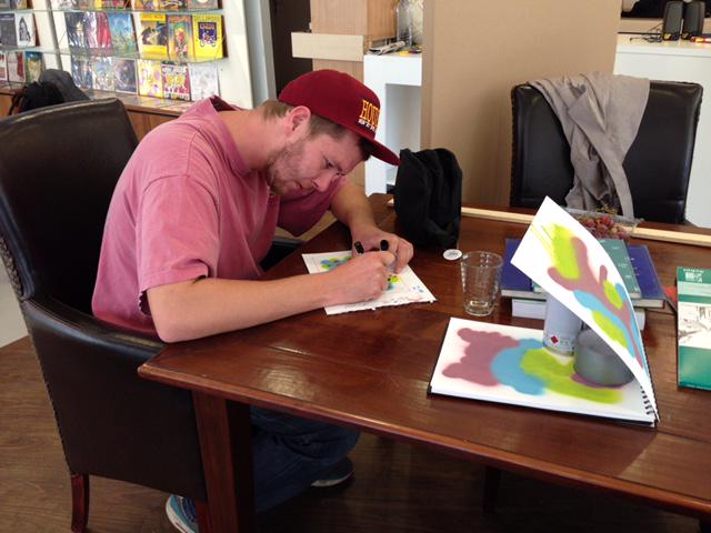 platformpost_'s tweet photo. Barend is ook aan het tekenen in het hoofdkwartier van #TheBigDraw024 aan de @Marikenstraat in #Nijmegen. http://t.co/vHIAJI0B5J