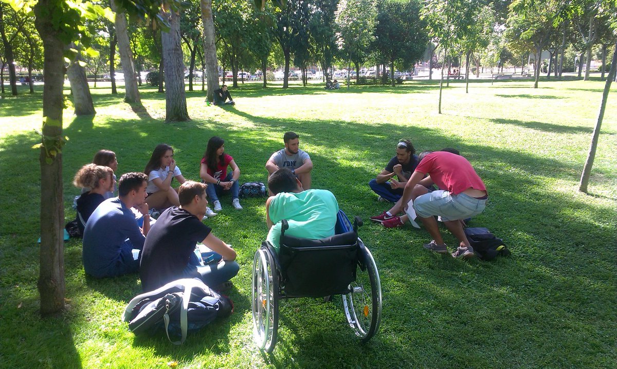 GuipaMJOSE's tweet photo. En la clase de ExpreCorporal el alumnado de #4ºCCAFD enseña al alumnado de #1ºCCAFD Microenseñanza en @FaculEDUAM http://t.co/YVy8xz1h0i