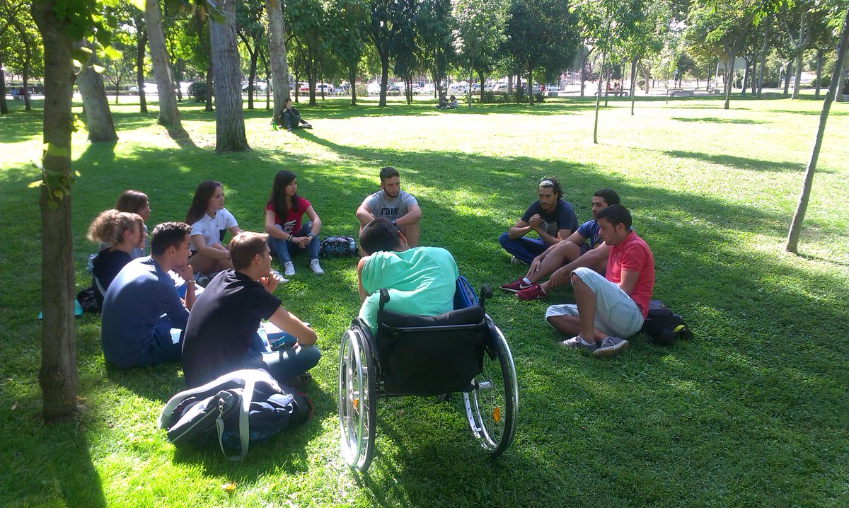 GuipaMJOSE's tweet photo. En la clase de ExpreCorporal el alumnado de #4ºCCAFD enseña al alumnado de #1ºCCAFD Microenseñanza en @FaculEDUAM http://t.co/YVy8xz1h0i